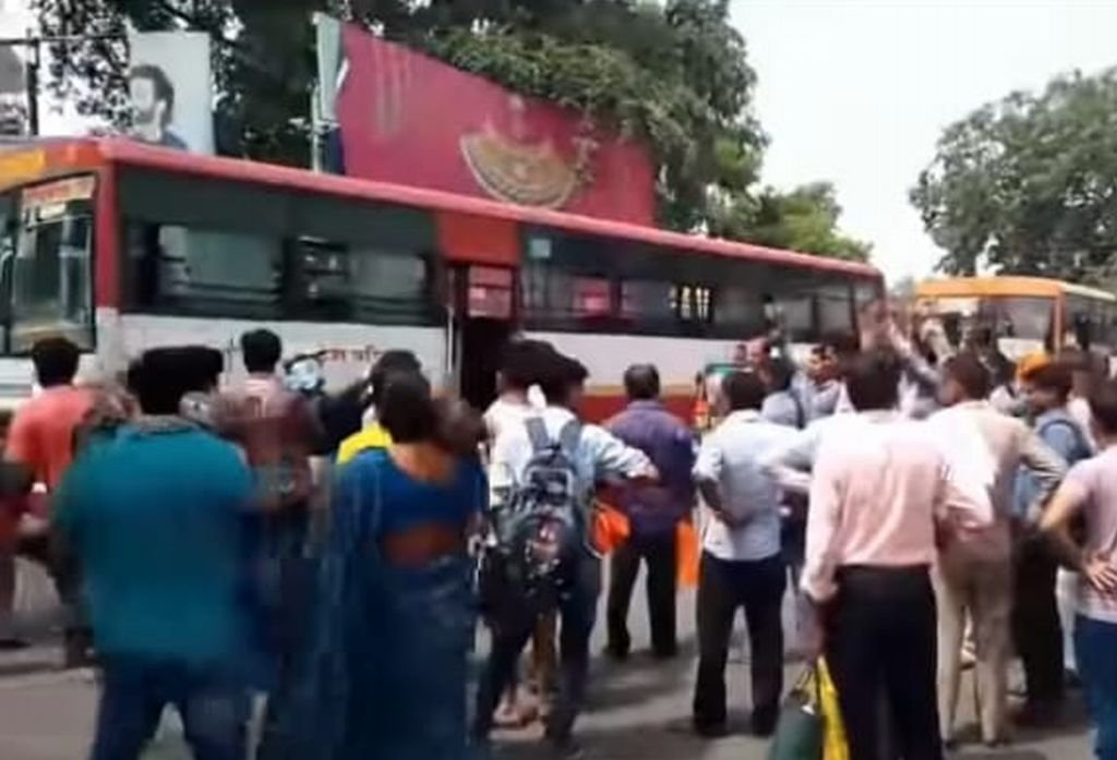 डग्गामारी को मना किया तो एआरएम से हाथापाई पर उतर आए संचालक, रोडवेज पर हंगामा