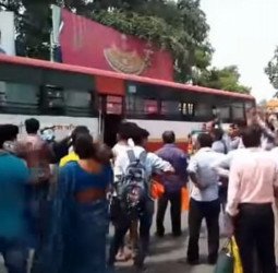 डग्गामारी को मना किया तो एआरएम से हाथापाई पर उतर आए संचालक, रोडवेज पर हंगामा