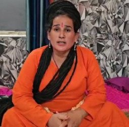 किन्नरों की दबंगई देखिये...बदायूं के साधुओं को पीटा और सरेबाजार हो गए नंगे