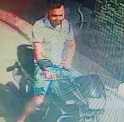 अब कभी नहीं मारेगा राह चलती युवतियों के हिप्स पर हाथ....पकड़ा गया तो हुआ ये हाल