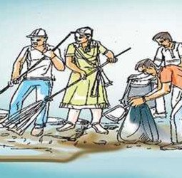 नाले की सफाई के लिए स्लैब हटाने को कहा तो सफाई कर्मचारियों से भिड़े ट्रांसपोर्टर