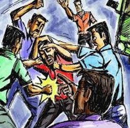 हथियार लेकर घर में घुस आए दबंग...पहले ताला तोड़ा फिर महिलाओं से खींचतान और मारपीट