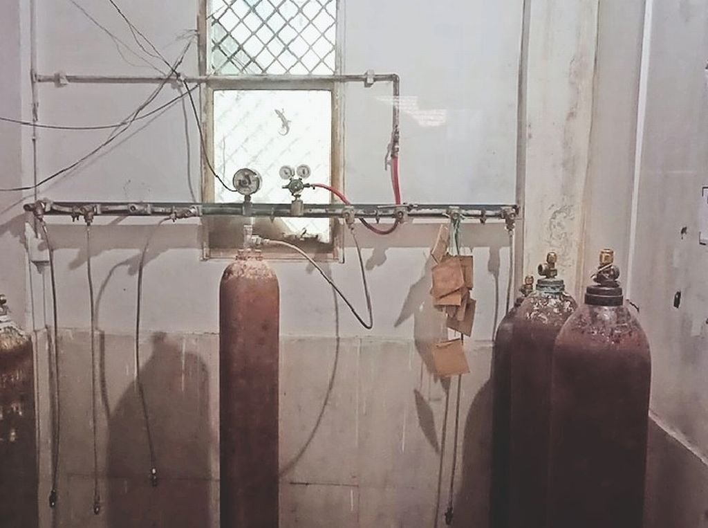 इस अस्पताल में ऑक्सीजन पाइप लाइन काट रहा था युवक, लोगों ने पकड़ा