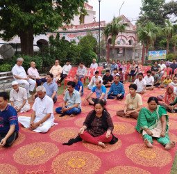 उझानी में हार्टफुल संस्था का शिविर शुरू, पहले दिन किया रिलेक्सेशन का अभ्यास