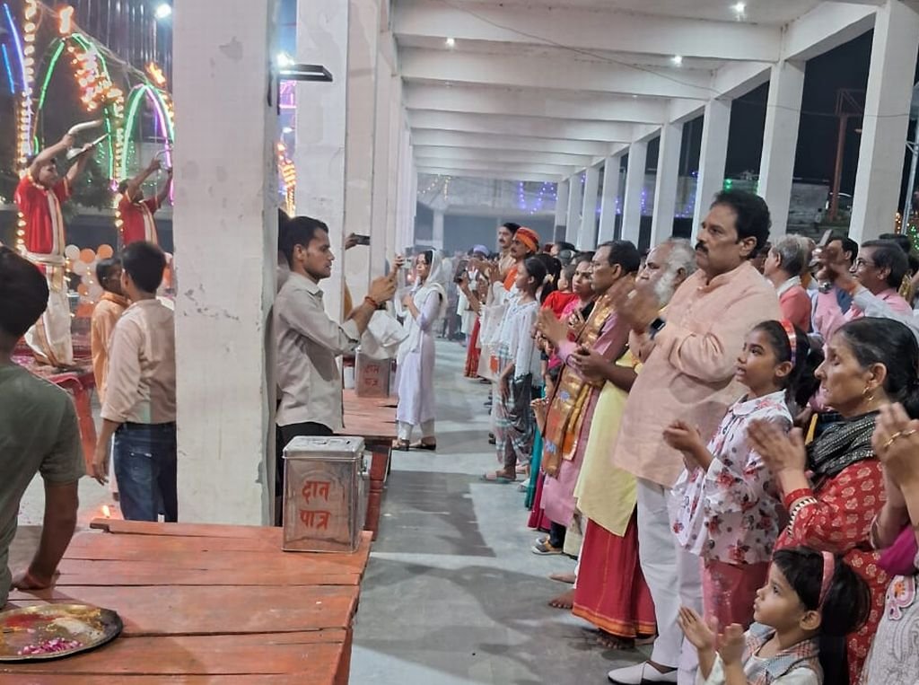 बिल्सी विधायक ने कराई मां गंगा की आरती, भंडारा भी हुआ