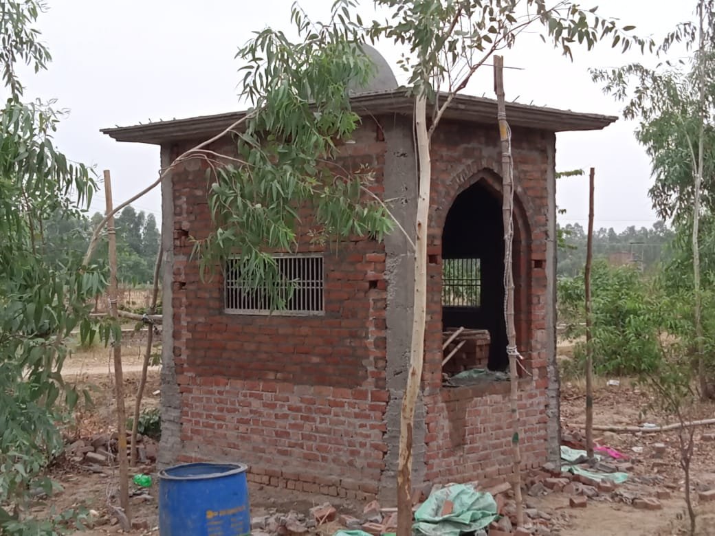 मालिक को पता नहीं चला, खेत में बनवा दी मस्जिद...खुलासा होने पर हुआ ये..