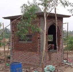 मालिक को पता नहीं चला, खेत में बनवा दी मस्जिद...खुलासा होने पर हुआ ये..