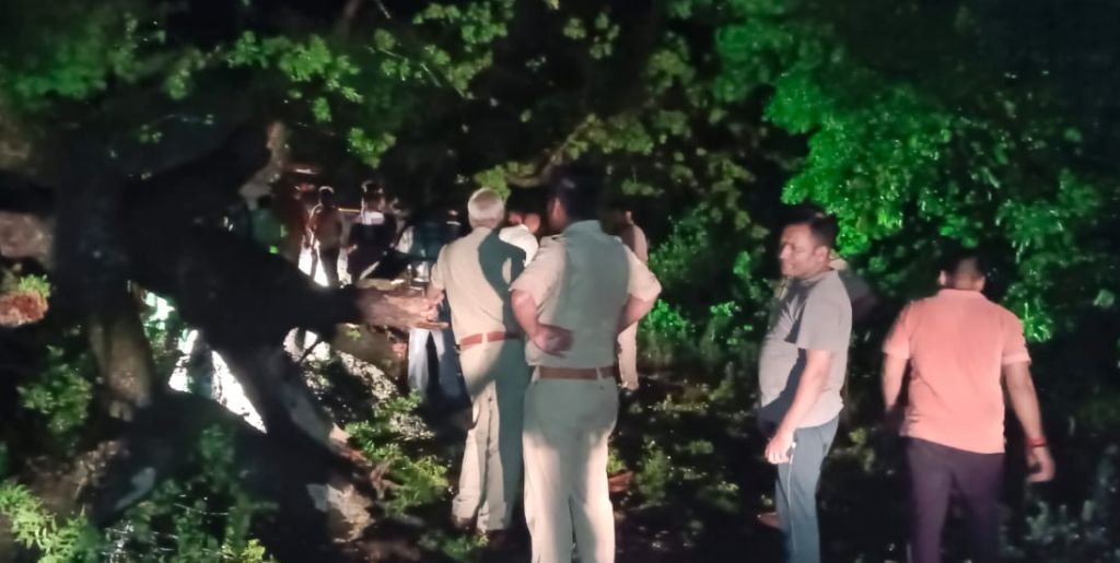 आंधी ने पुलिस को 'फंसाया'...फिर बारिश ने मौसम का ताप घटाया