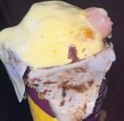 बड़े स्वाद से महिला खा रही थी आइसक्रीम...अचानक अंदर दिखी यह चीज कि निकल पड़ी चीख