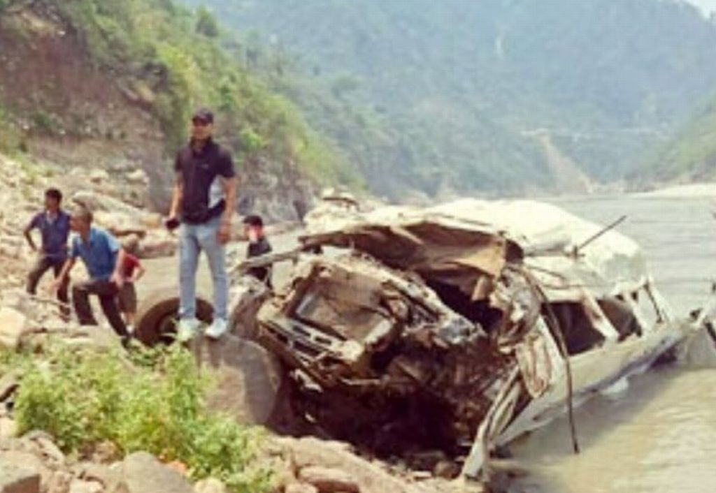 बद्रीनाथ जा रहे यात्रियों से भरा ट्रैवलर अलकनंदा में गिरा, 12 की मौत (देखें वीडियो)