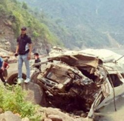 बद्रीनाथ जा रहे यात्रियों से भरा ट्रैवलर अलकनंदा में गिरा, 12 की मौत (देखें वीडियो)