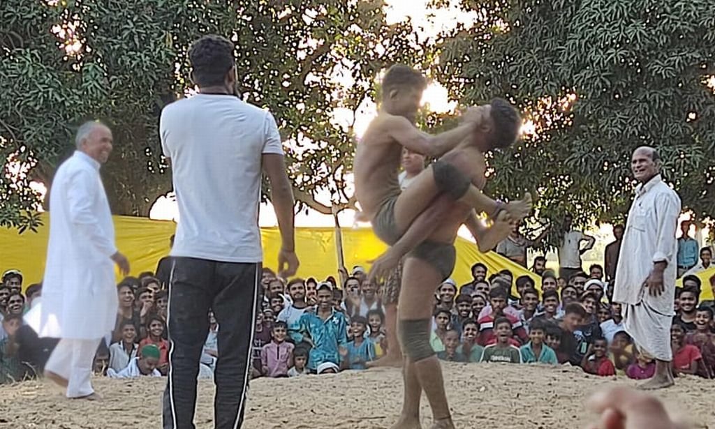 एक दूसरे को चित करते रहे पहलवान, दंगल में दिखाया दम
