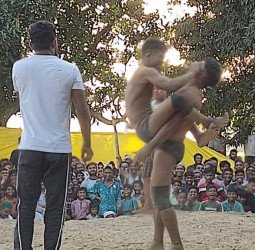 एक दूसरे को चित करते रहे पहलवान, दंगल में दिखाया दम