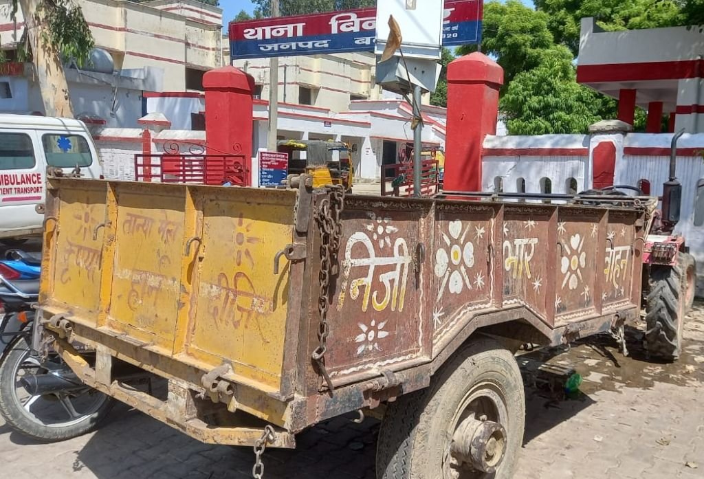 घर के सामने सो रहा था किसान, कुचलती चली गई ट्रैक्टर ट्राली