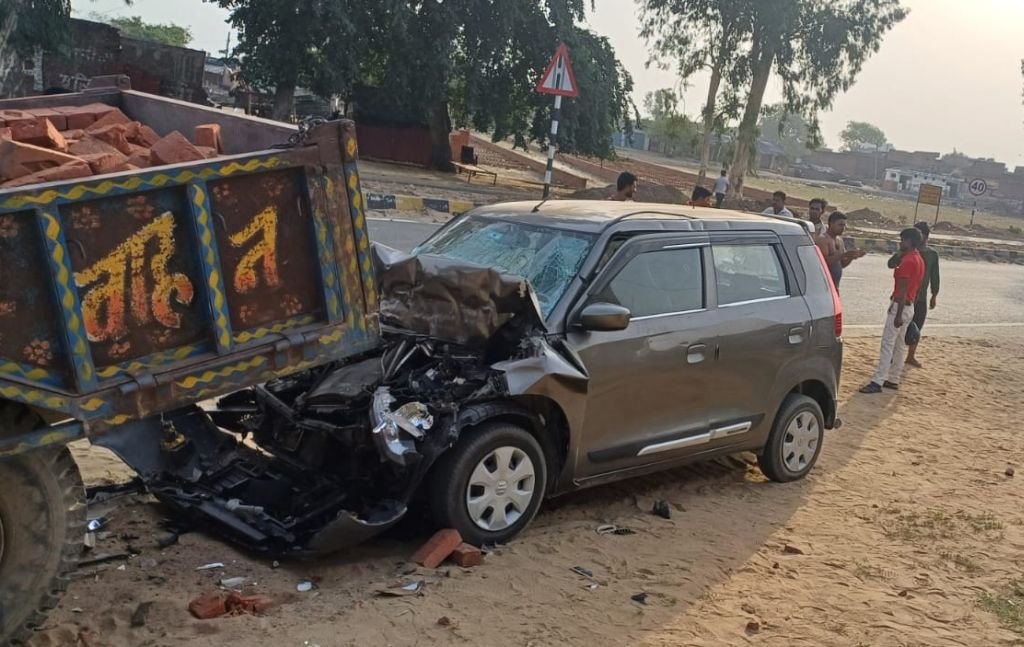 ड्राइवर को आई नींद, रोड किनारे खड़ी ट्रॉली से टकराई वैगनआर