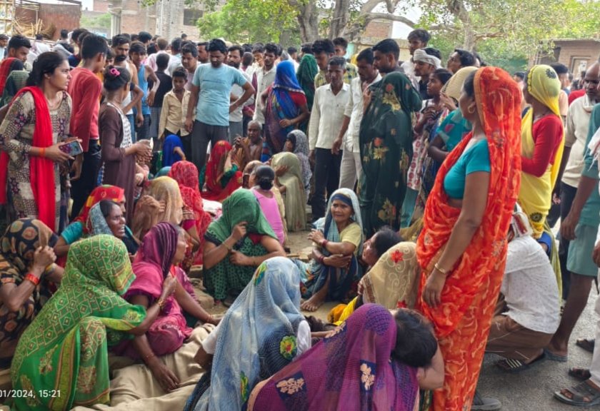 गर्मी से निजात पाने को बैठे थे पेड़ के नीचे...पिकअप आई और छह को कुचल गई