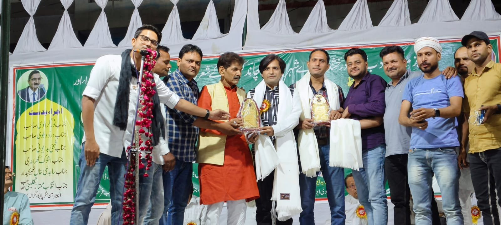 चीख़ तो खूब अंधेरों की सुनी मुंसिफ ने...फैसला दे दिया सूरज की तरफदारी में