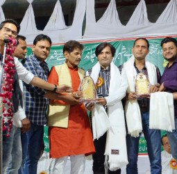 चीख़ तो खूब अंधेरों की सुनी मुंसिफ ने...फैसला दे दिया सूरज की तरफदारी में