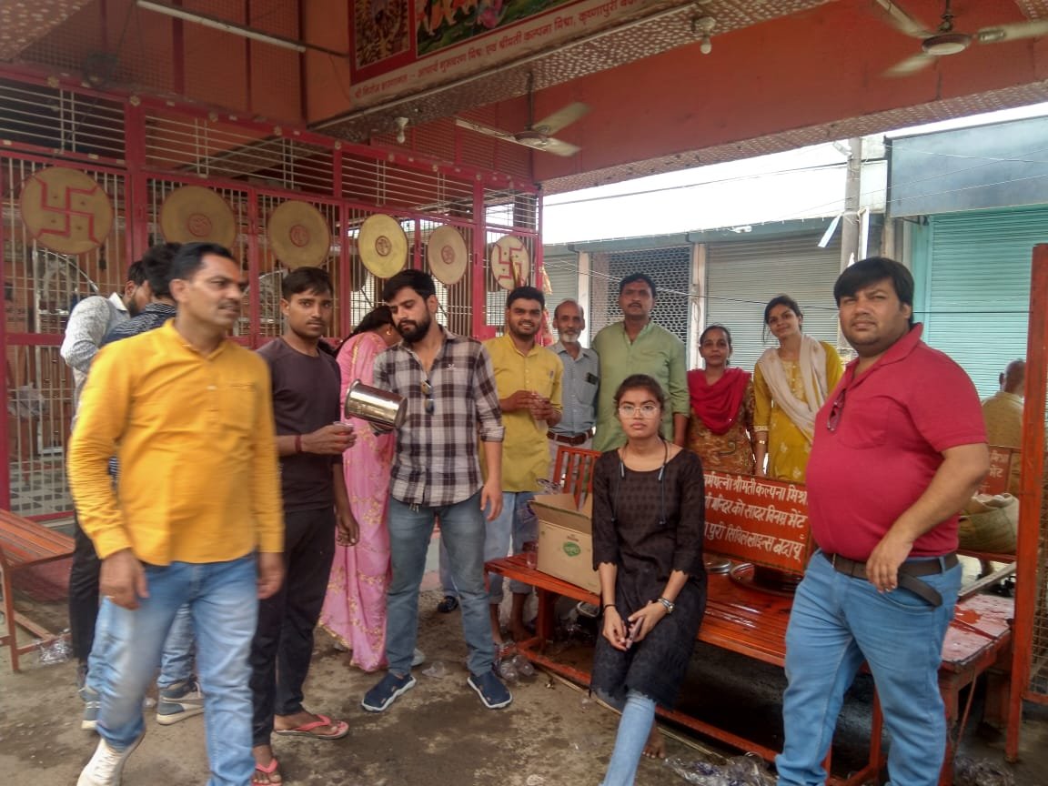 आदि शक्ति मां दुर्गा मंदिर पर बड़े मंगल के उपलक्ष्य में फल एवं शरबत का वितरण