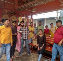 आदि शक्ति मां दुर्गा मंदिर पर बड़े मंगल के उपलक्ष्य में फल एवं शरबत का वितरण