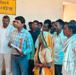 मैडम ! कोटेदार धमकी देता है, 'राशन तो कम ही दूंगा....जो करना है कर लो'