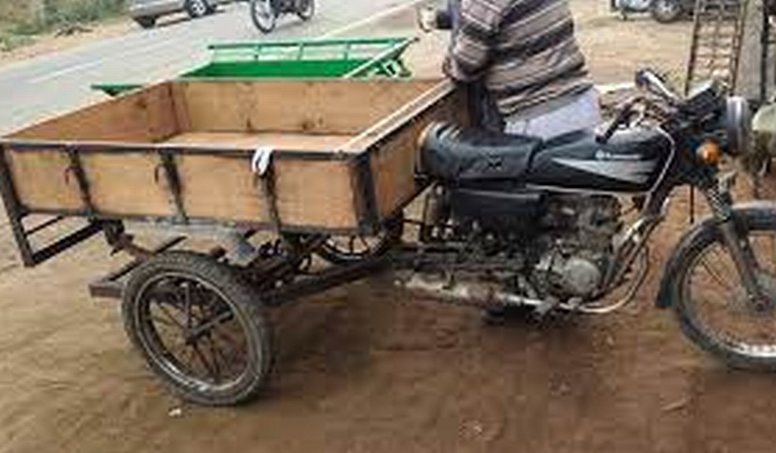 अनियंत्रित होकर खंभे से जा टकराई बाइक रेहड़ी...फिर हो गया हादसा