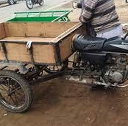 अनियंत्रित होकर खंभे से जा टकराई बाइक रेहड़ी...फिर हो गया हादसा