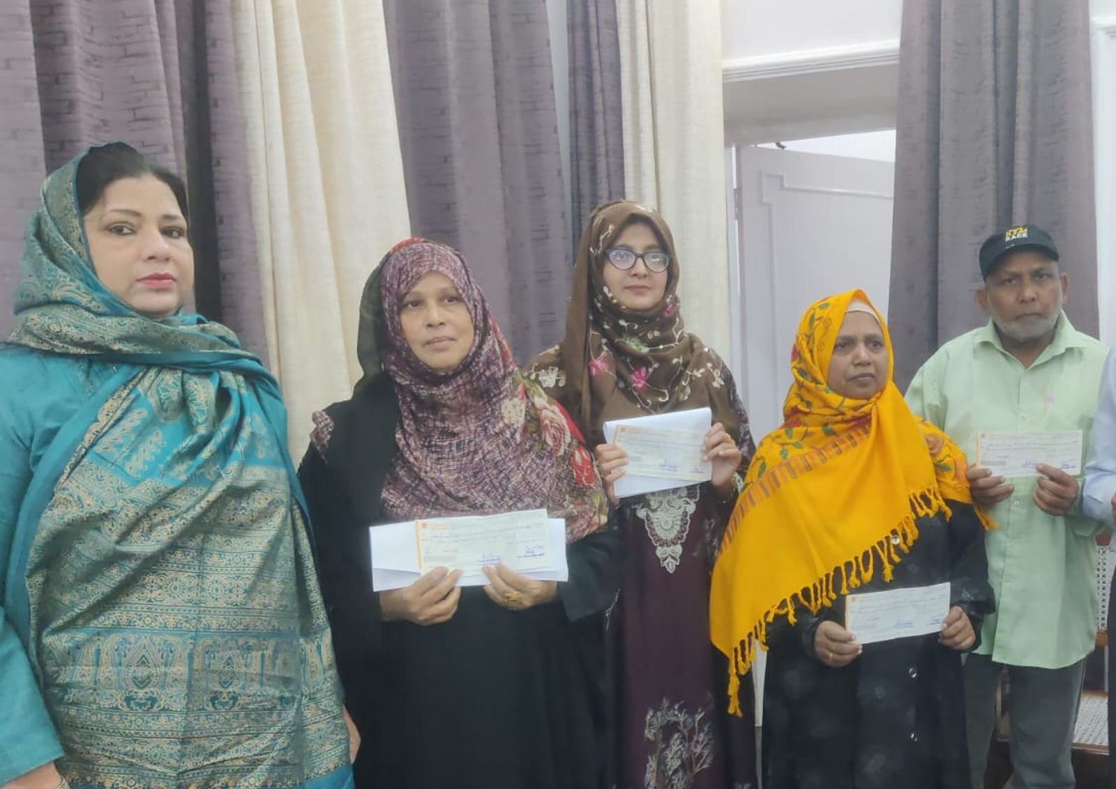 पालिकाध्यक्ष ने किसानों को दिए 4.13 करोड़ रुपये के चेक