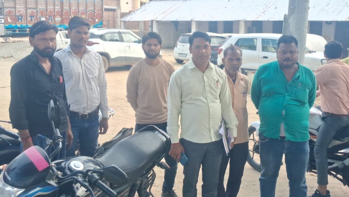 बकाया वसूलने गई थी टीम, ग्रामीणों ने की मारपीट