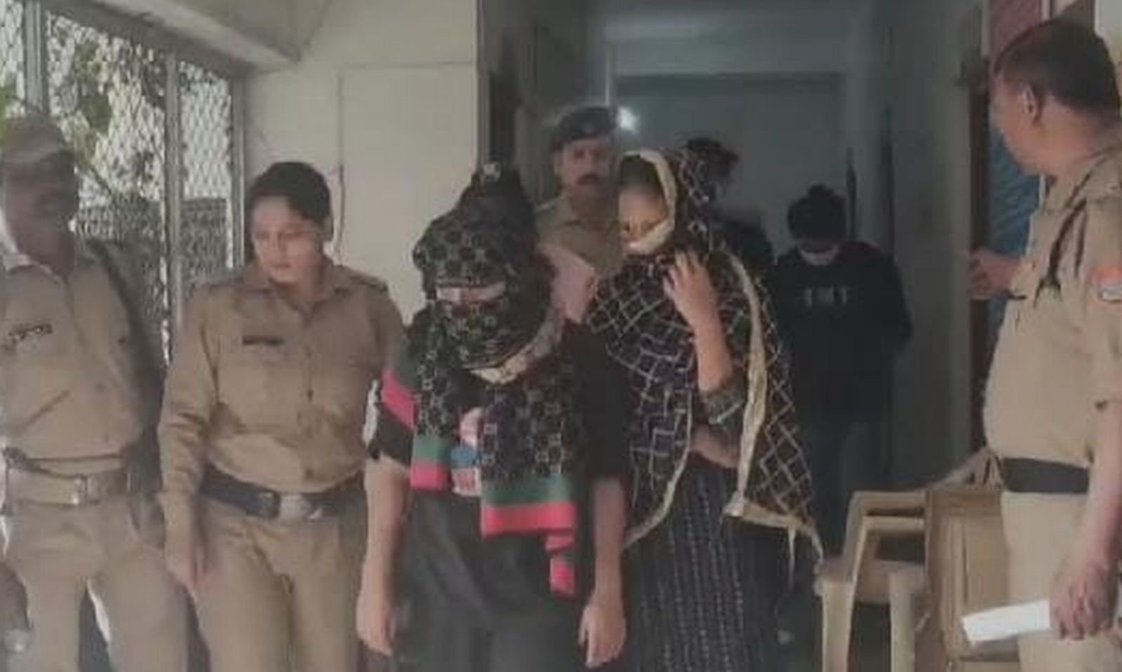 नाम स्पा सेंटर का­­­......चल रहा था 'सेक्स रैकेट' , तीन युवक व तीन युवतियां गिरफ्तार