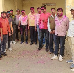 लोक निर्माण विभाग में कर्मचारियों ने खेली होली