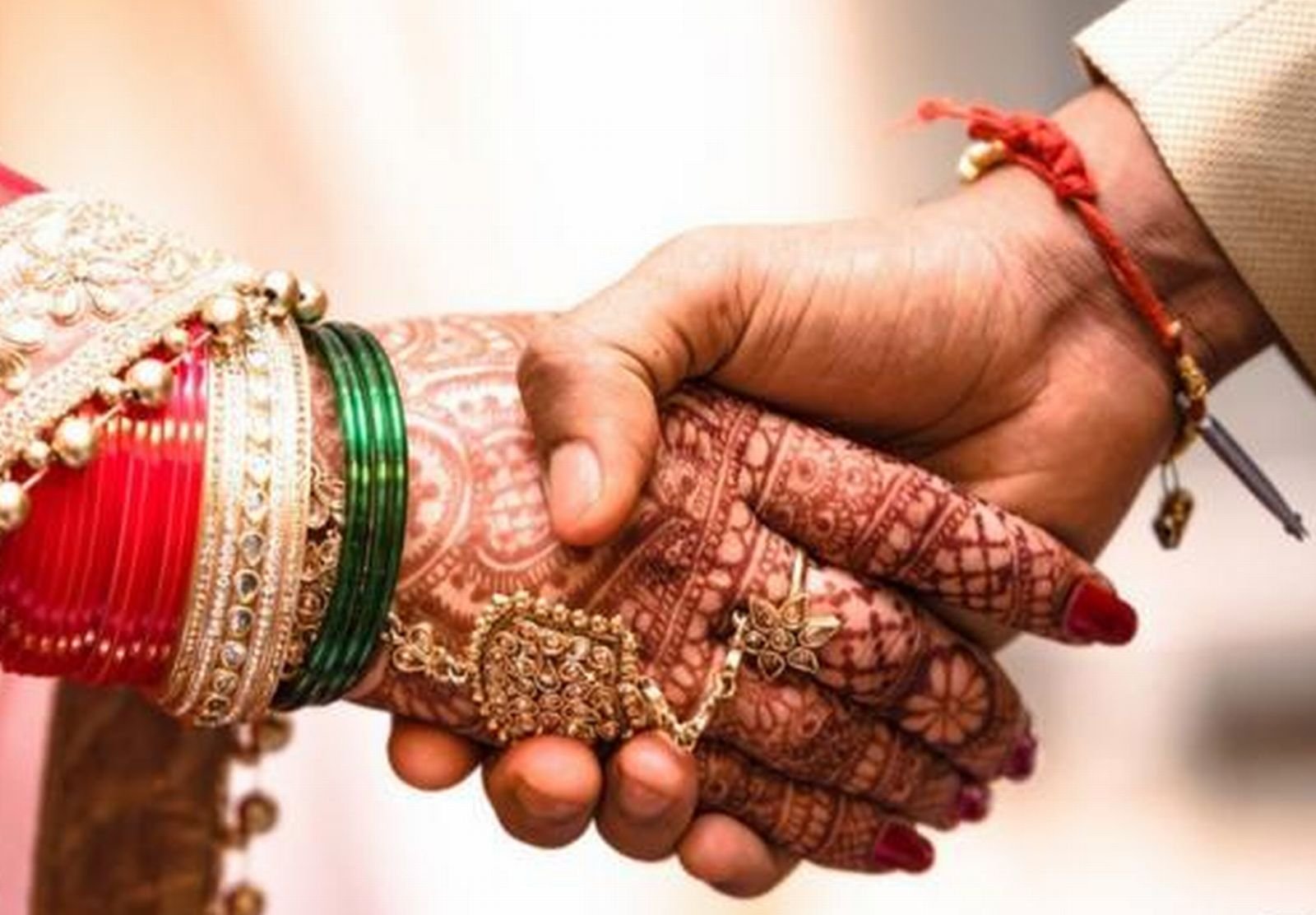 'बचा लीजिये मुझे....दूसरे धर्म के युवक से की है शादी....मारना चाहते हैं घर वाले'