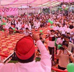 सपाः सम्मेलन पूरे विधानसभा क्षेत्र का.....'नेता' ज्यादा, जनता कम