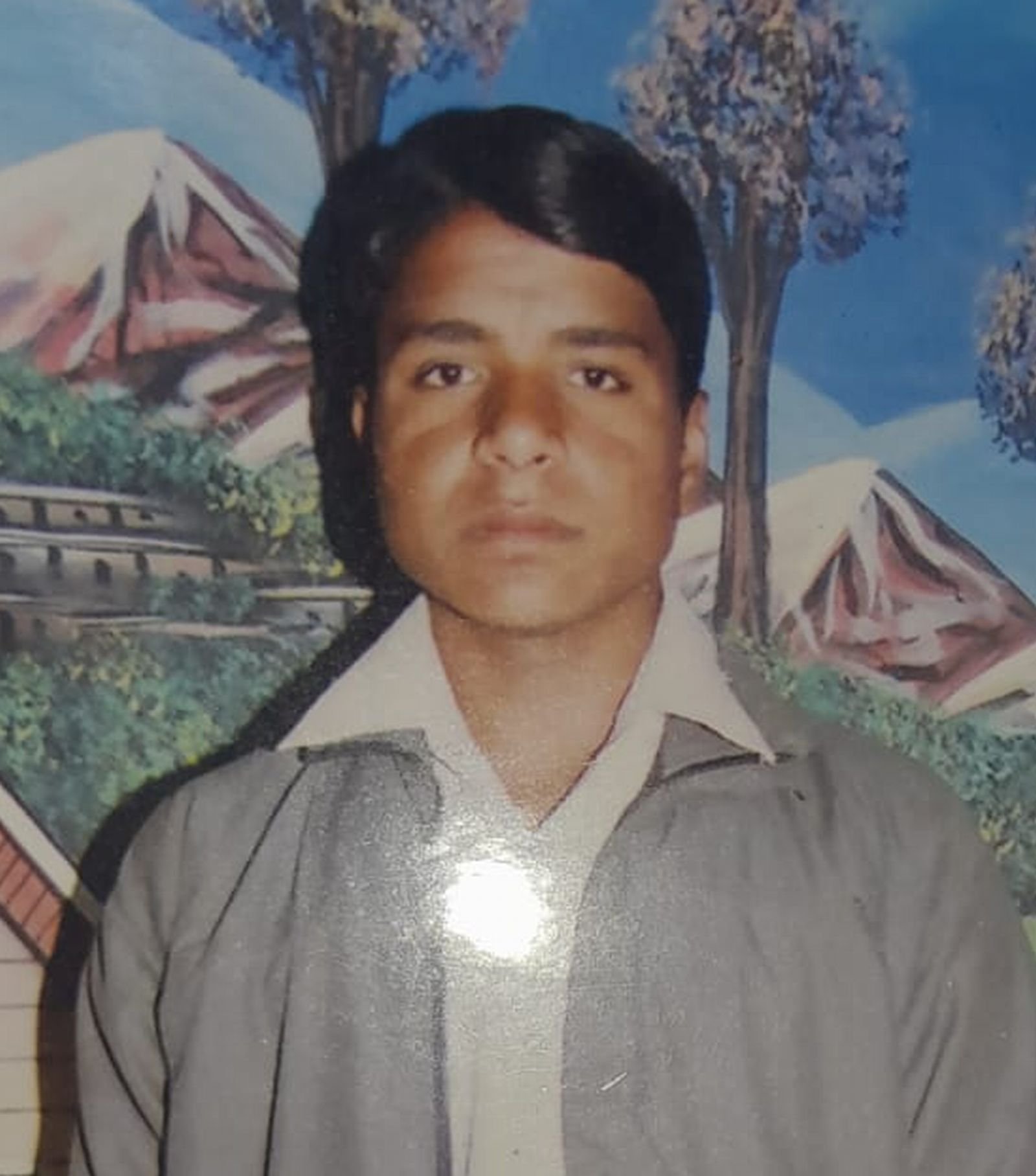 सो रहा था छोटा भाई....बड़े ने फावड़े से काट डाला