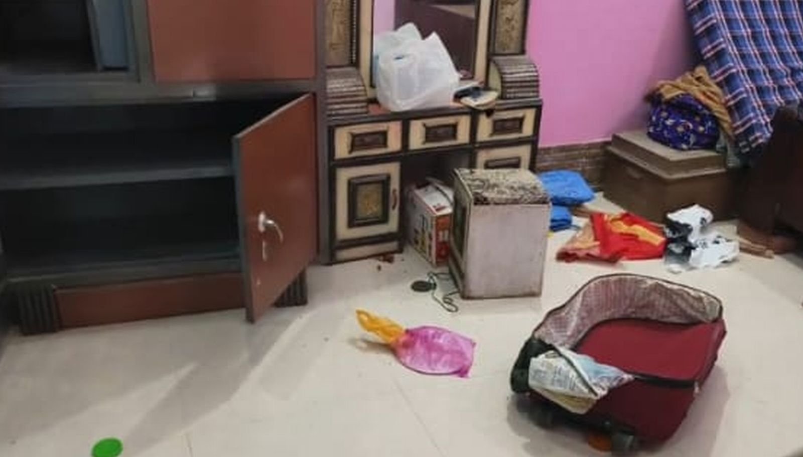 पहले बंद कीं घर की लाइटें,  फिर चोर ले उड़े लाखों का माल