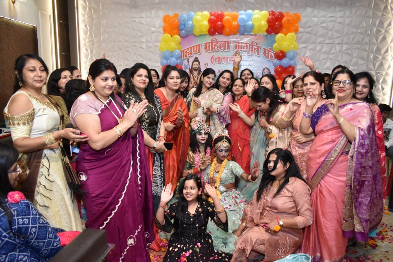 ब्राह्मण जागृति मंच के होली मिलन में महिलाओं के नृत्य ने बांधा समां