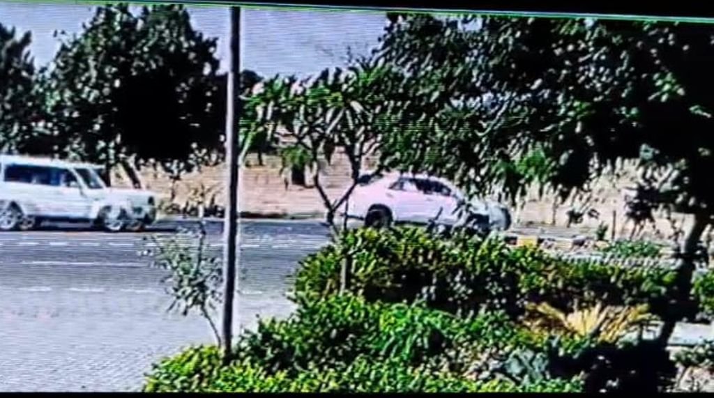 उतरकर ले जाता अस्पताल तो शायद बच जाती अधिवक्ता की जान...(देखें हादसे का वीडियो)