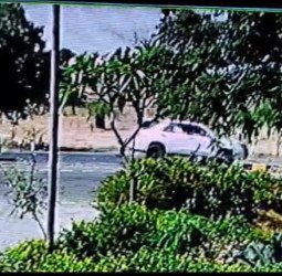 उतरकर ले जाता अस्पताल तो शायद बच जाती अधिवक्ता की जान...(देखें हादसे का वीडियो)