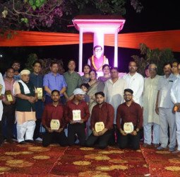 संगीत के सुर सजे...डॉ. उर्मिलेश को दी श्रद्धांजलि