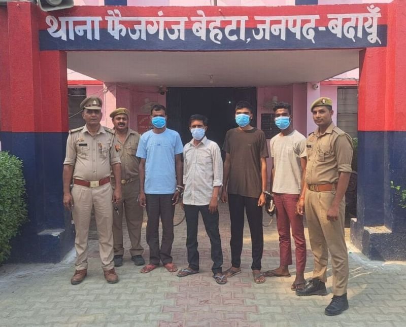 युवक का मुंह काला करके चप्पलों की माला पहनाकर घुमाने वाले चार पकड़े