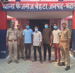 युवक का मुंह काला करके चप्पलों की माला पहनाकर घुमाने वाले चार पकड़े