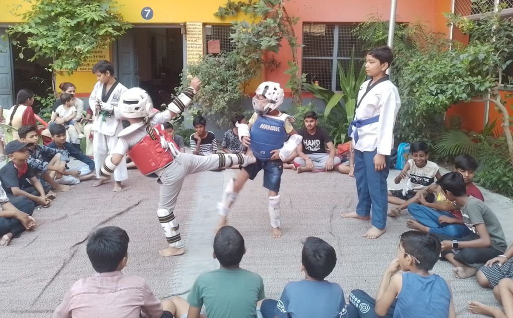 संगीत में हो रहे प्रवीण, टेक्नोलॉजी की भी ले रहे जानकारी