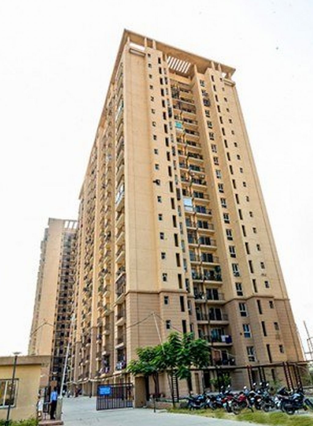 फ्लैट से आ रही थी बदबू...अंदर सड़ चुकी थी महिला की लाश, रेंग रहे थे कीड़े