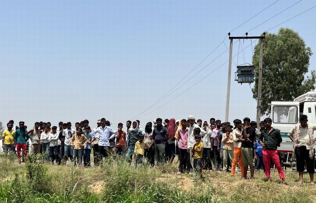 घास छीलने गई थीं महिलाएं...खेत में कुछ ऐसा देखा कि निकल गई चीख