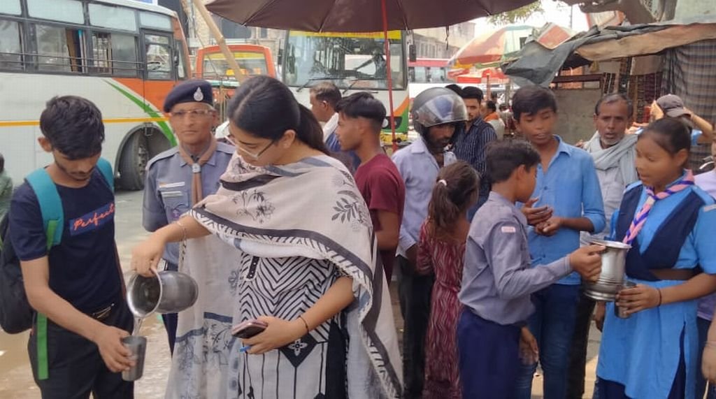 गर्मी में प्यास से व्याकुल राहगीरों को पिलाया शीतल जल