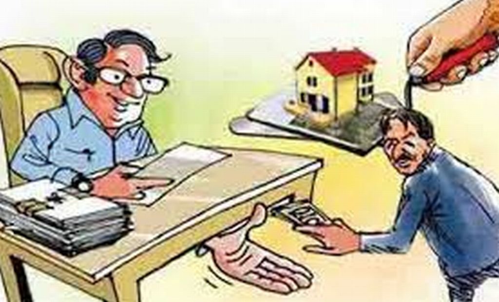 घूस ले रहा था राजस्व सहायक...डीएम ने किया निलंबित, जांच करेंगी एसडीएम (देखें वीडियो)