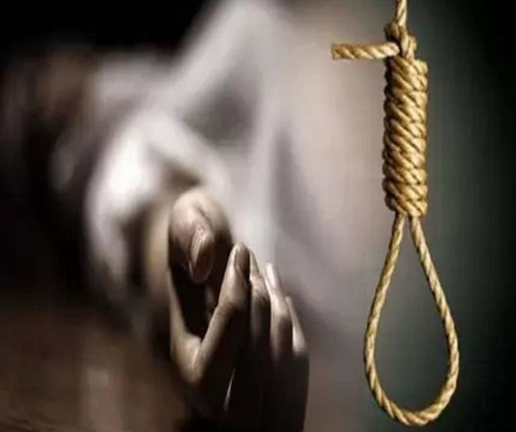 संदिग्ध परिस्थितियों में ग्रामीण की मौत...फांसी का मचा शोर