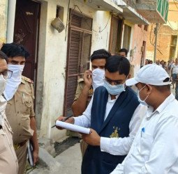 पंखे में लटका था कपड़ा...जमीन पर पड़ी थी युवक की लाश, बदबू आई तो पता चला