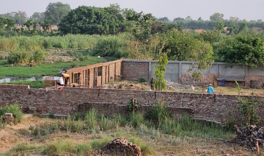 सोत नदी किनारे एसएस लॉन पर फिर शुरू हुआ निर्माण...वैध या अवैध ?