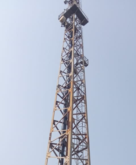 खाना खाने नशे में टावर पर चढ़ गया, नीचे गिरा तो...